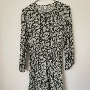 Old Navy Cute + Casual Floral / Leaf Pattern Green / White Dress XS
